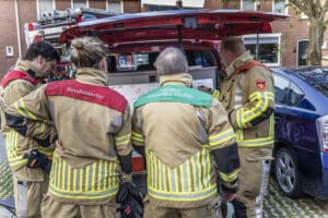 Bevelvoerder, adviseur gevaarlijke stoffen en officier van dienst brandweer in overleg.