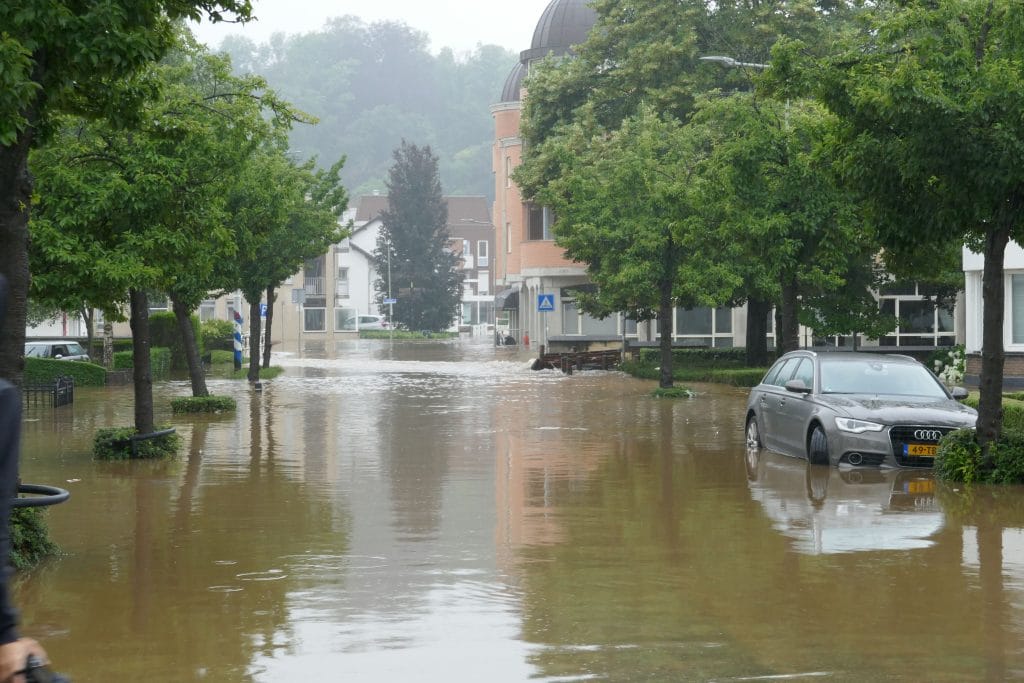 Ondergelopen straat door wateroverlast