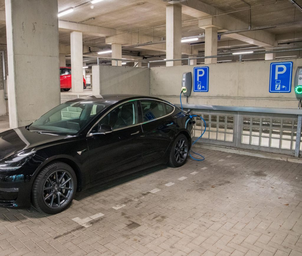 Parkeergarage met elektrische auto die wordt opgeladen