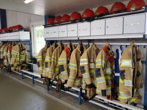 Kleedkamer brandweerkazerne met uitrukpakken