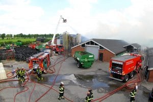 Brandweer blust brand in veestal.