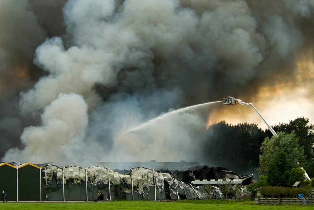 Bestrijding van een zeer grote brand, met een hoogwerker