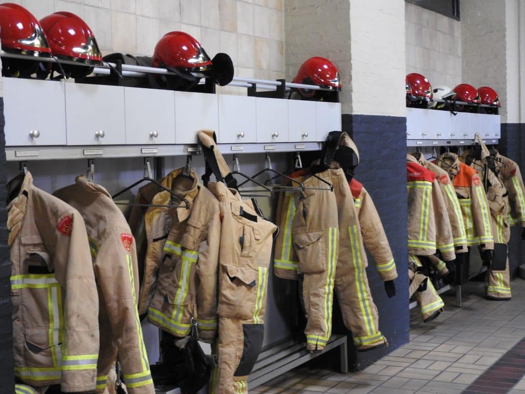 Brandweerkleding in kleedkamer
