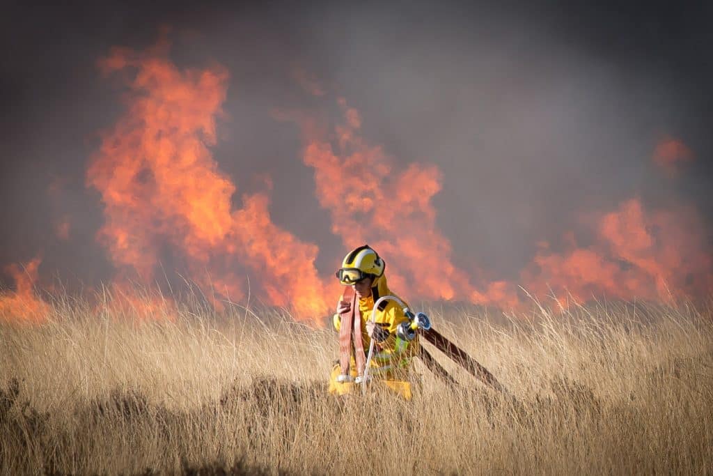Handcrew brandweer helpt bij natuurbrand Chaam