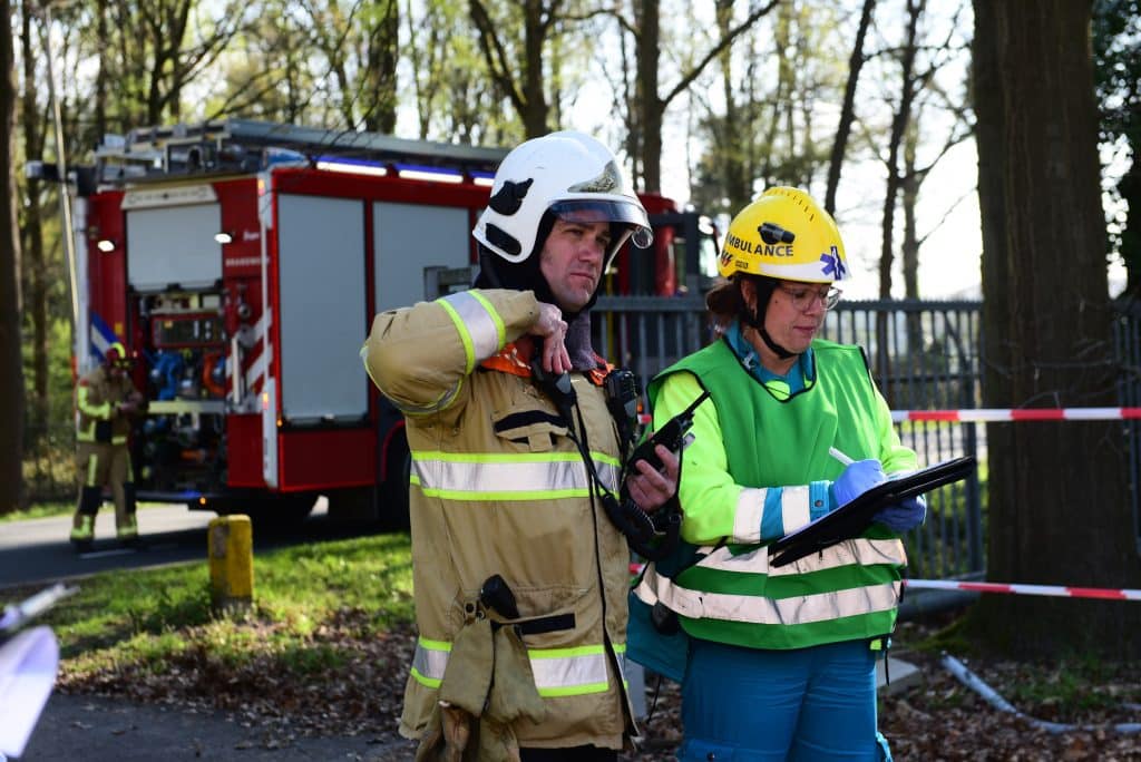Brandweerman en ambulanceverpleegkundige aan het werk.