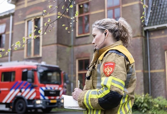 Tanja Guyken aan het werk bij de brandweer