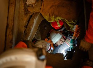 Een slachtoffer wordt bevrijd tijdens een oefening door teams van USAR.NL en van het Specialisme Technische Hulpverlening.