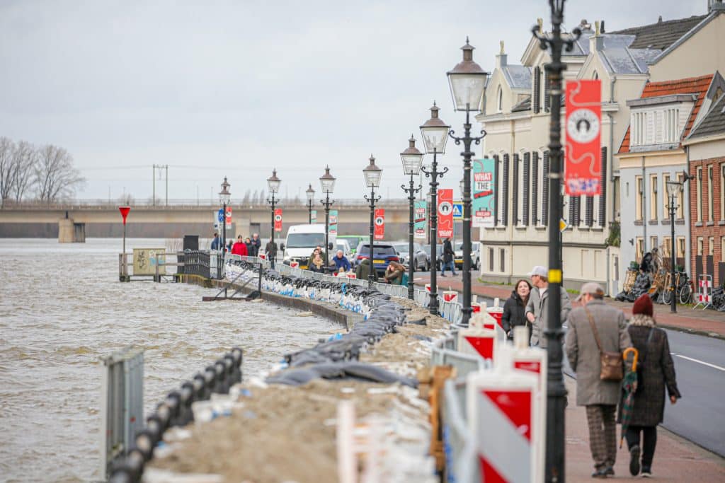 Zandzakken langs de IJssel in Deventer