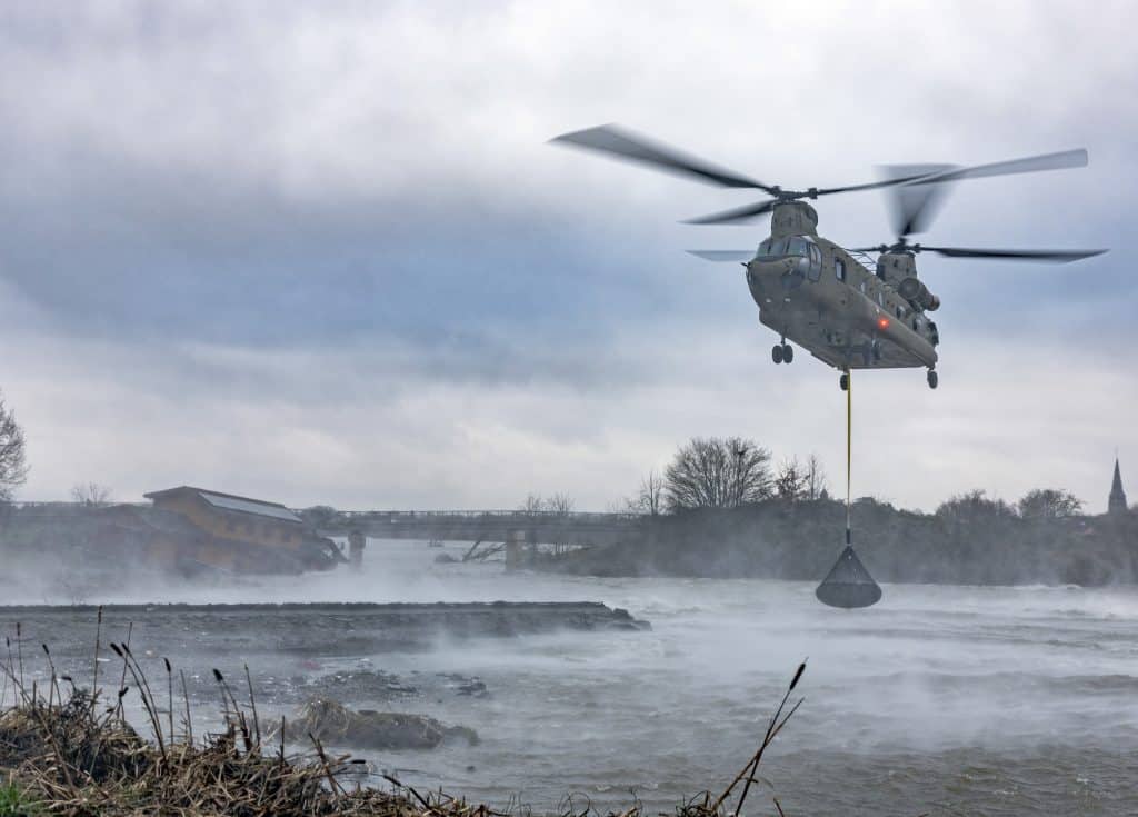 Chinook-transporthelikopter werkt mee aan herstel van overlaatdam in Maastricht