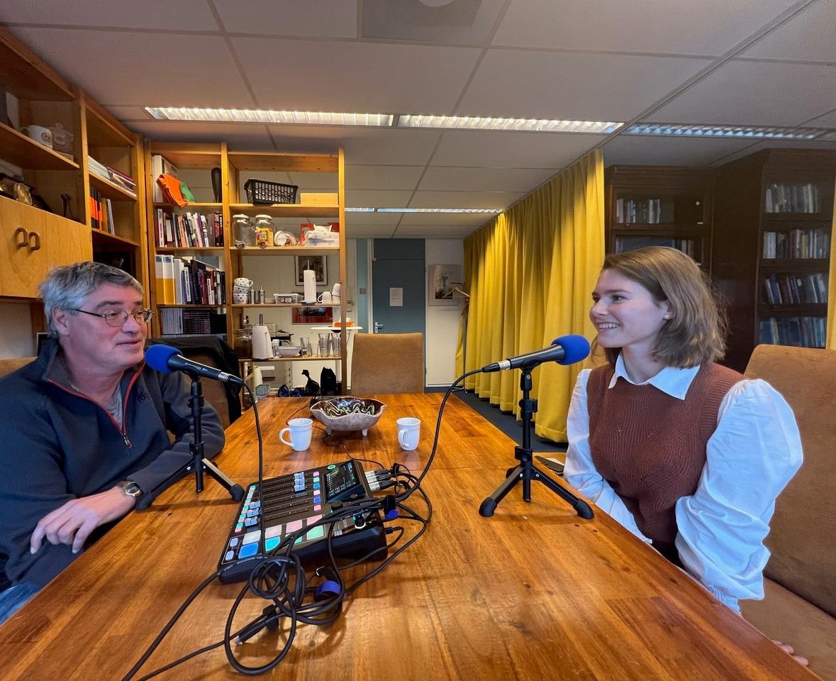 Arjen Boin tjidens het opnemen van de podcast