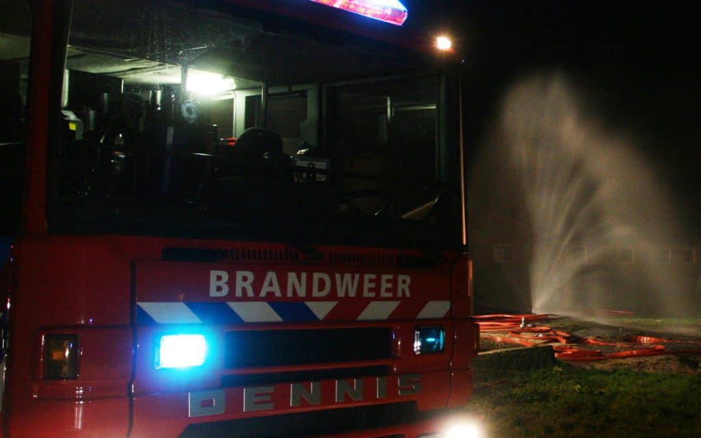 Brandweer zet waterscherm in