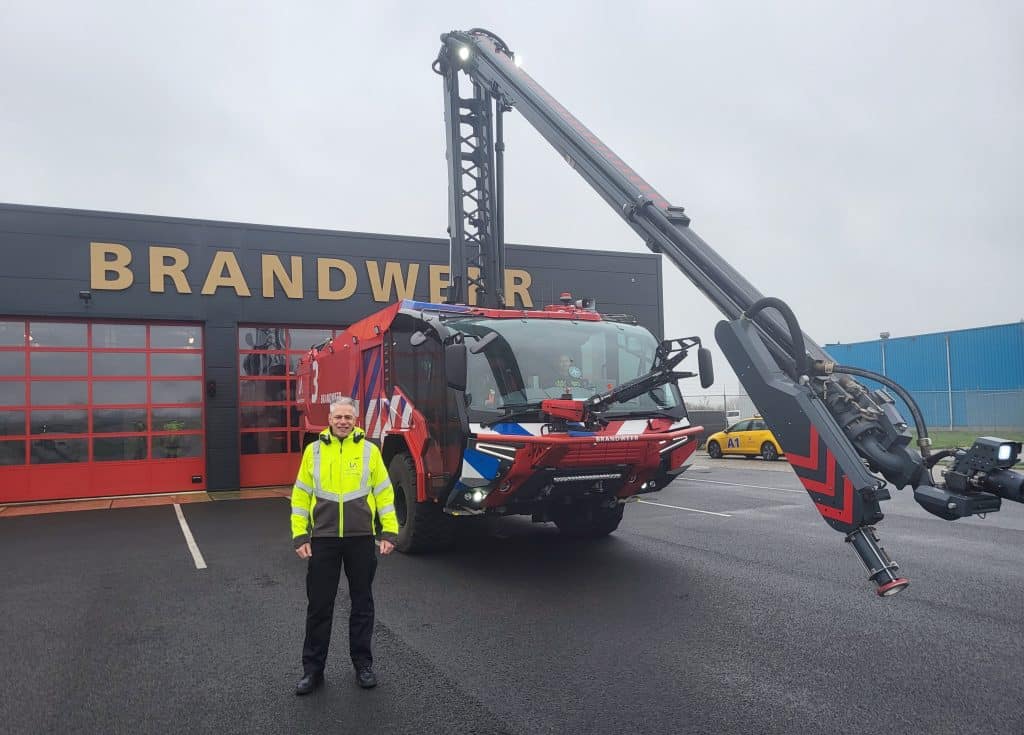 Pieter Hoogeveen voor brandweerauto in Lelystad Airport