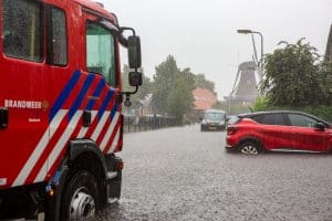 Weg in Woudsend staat onder water door regen