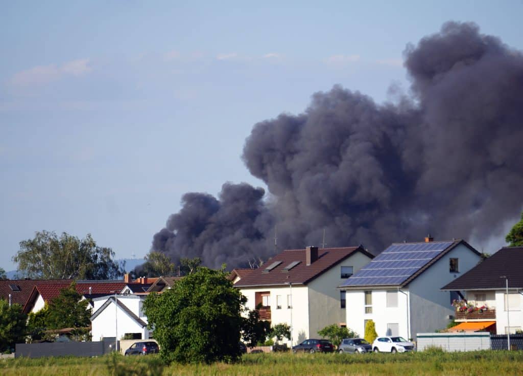 Grote rookwolk door een brand in een woonwijk.