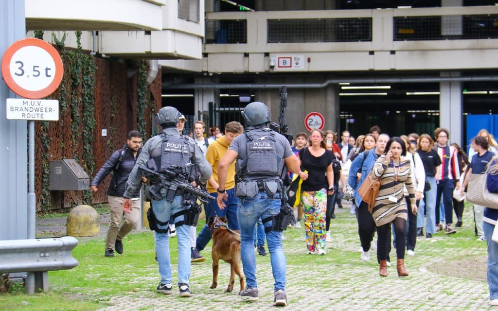 Speciale eenheid van de politie loopt door vluchtende menigte
