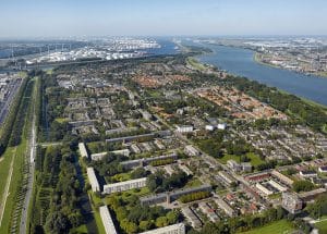 Op de voorgrond Rozenburg dat ingesloten is door de petrochemische industrie. Op de achtergrond de opslagtanks voor o.a. ammoniak.