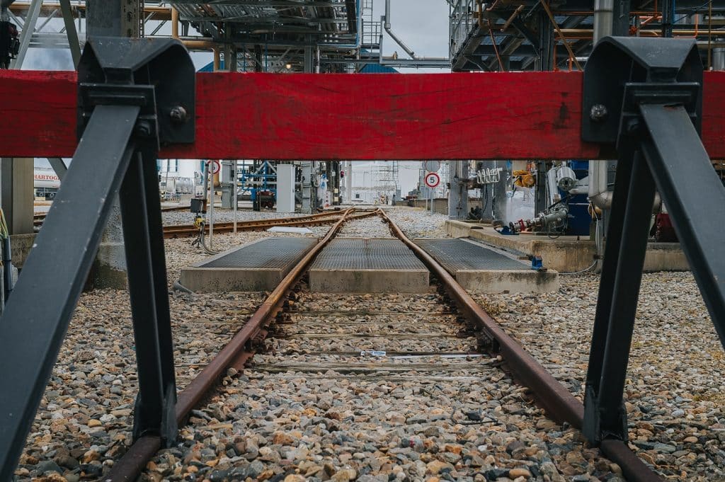 Stootblok van spoorlijn op industrieterrein