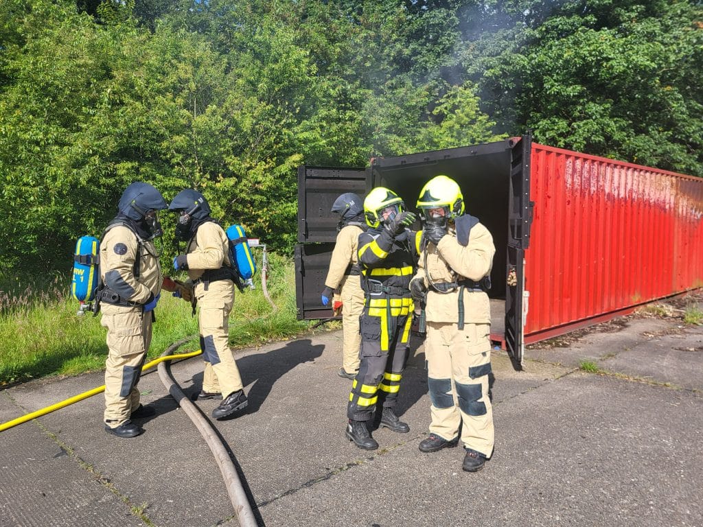 OvD's aan het oefenen tijdens de traingingsweek Basisprincipes van brandbestrijding