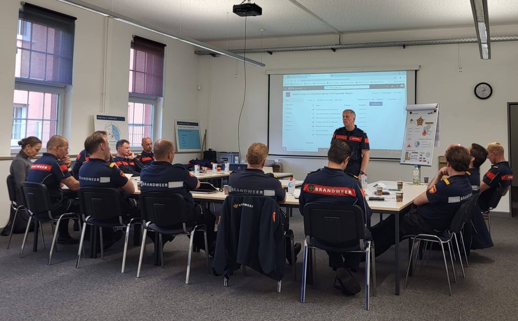 Edward Huizer geeft uitleg tijdens de trainingsweek Basisprincipes van brandbestrijding