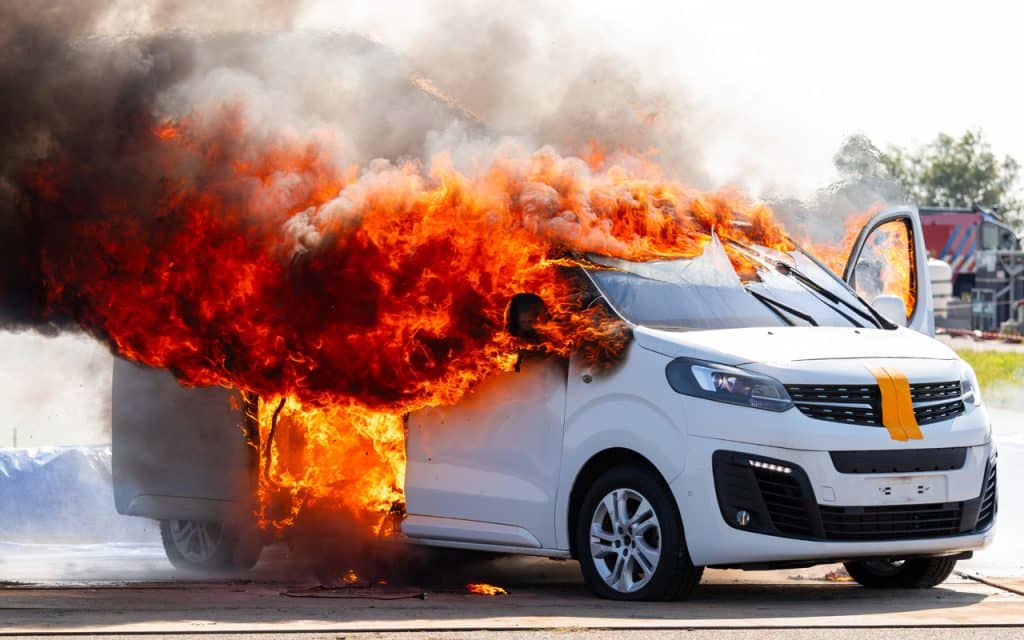 Elektrische auto in brand voor brandproef