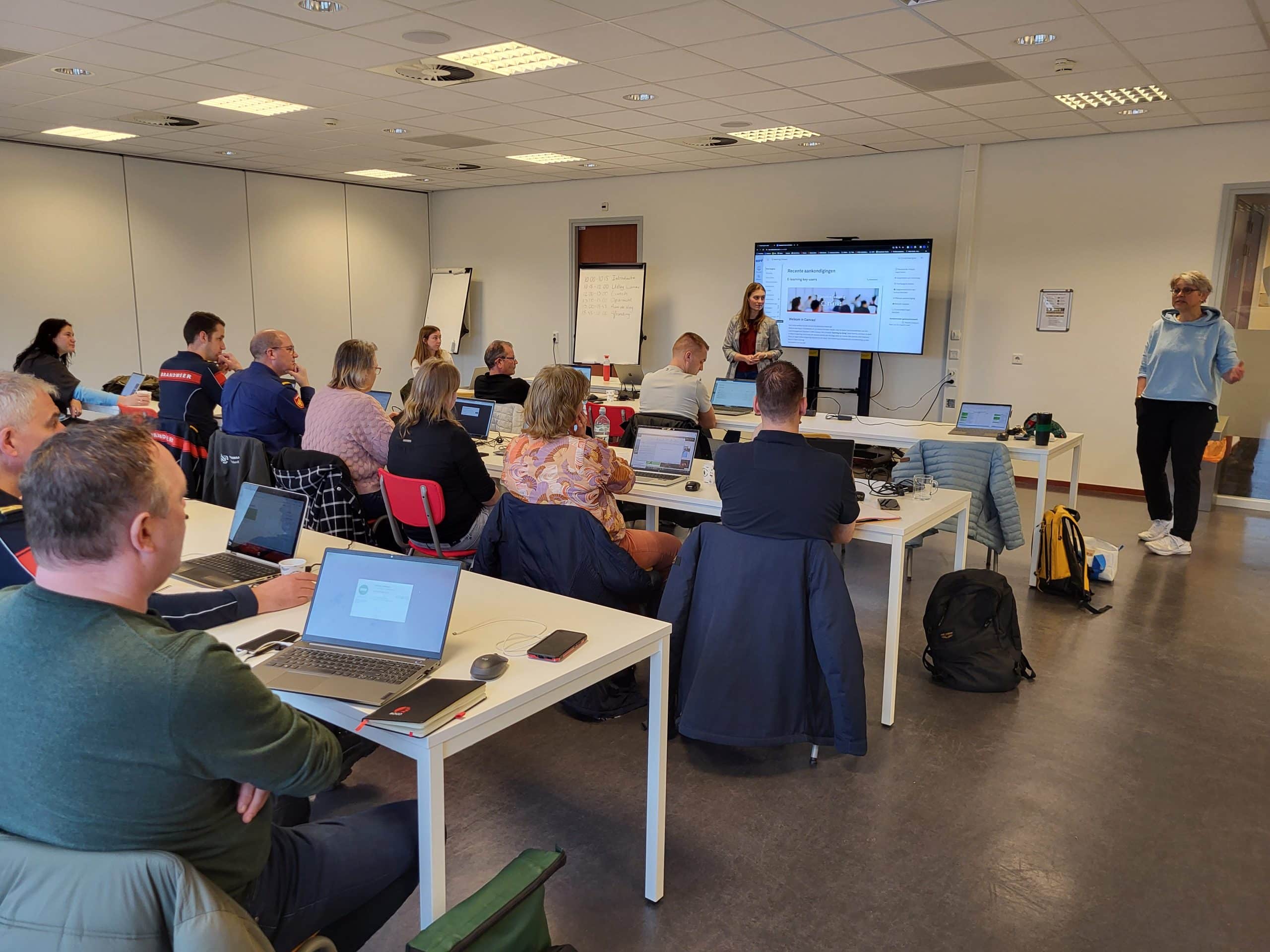 Jip Nauta geeft een training aan functioneel beheerders en onderwijsontwikkelaars om ze wegwijs te maken in de nieuwe ELO Canvas.