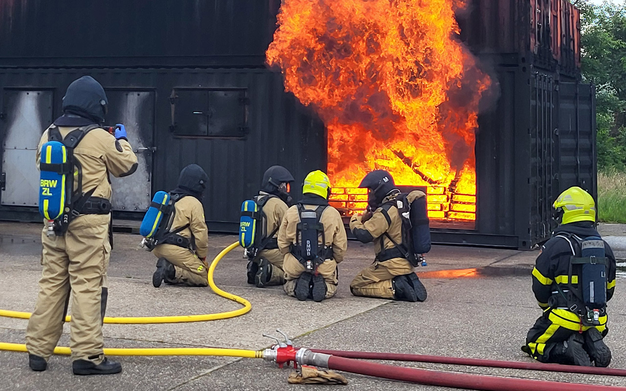OvD's aan het oefenen tijdens de traingingsweek Basisprincipes van brandbestrijding