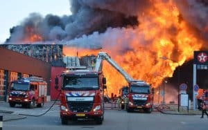 Brandweer blust grote brand bij bedrijfspand in Hapert