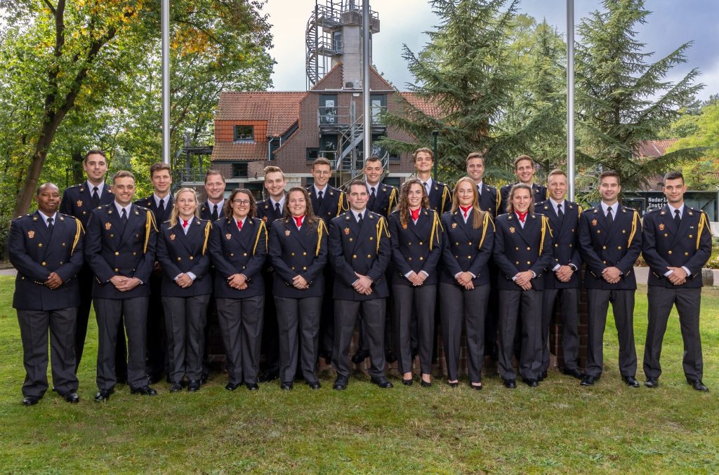 De 21 studenten van de 54e voltijdopleiding Brandweerofficier.