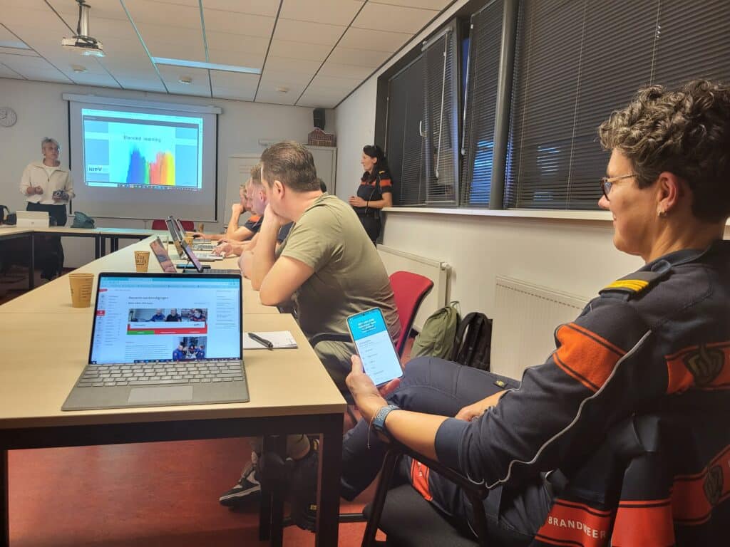 Training over de nieuwe elektronische leeromgeving Canvas voor instructeurs van de brandweer.