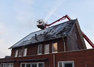 Blussen van zonnepanelen op dak woning.