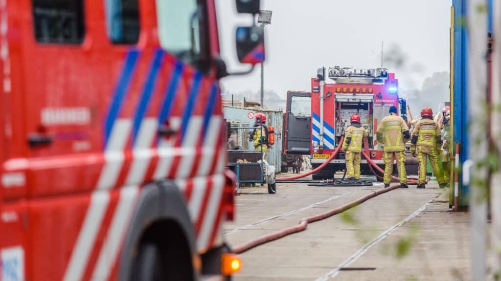 Manschappen van Veiligheidsregio Zaanstreek-Waterland aan het werk.