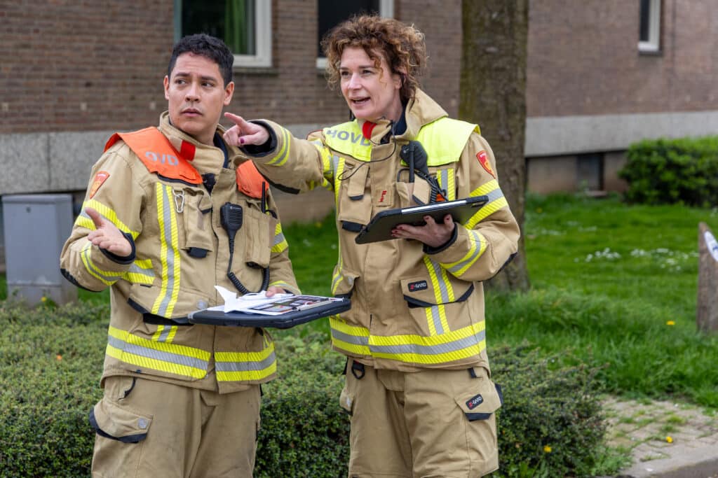 Officier van dienst en hoofdofficier van dienst van de brandweer bezig met een oefening