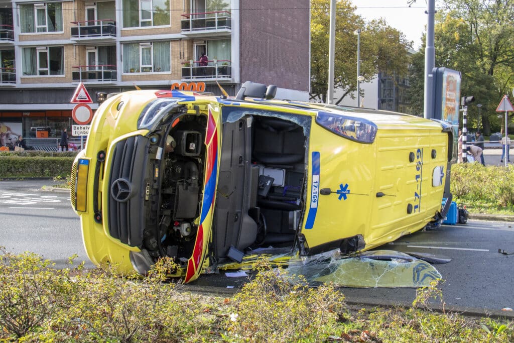 Ambulance op zijn kant na ongeval