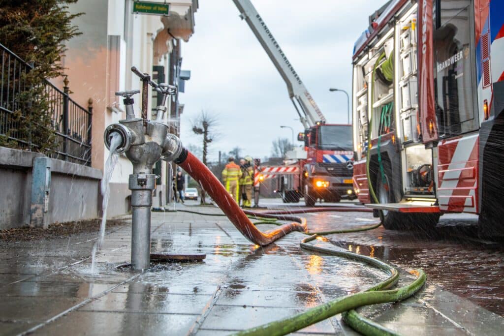 Brandweerauto's op straat bij een brand