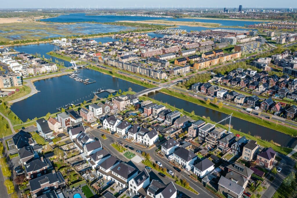 Luchtfoto van moderne woonwijk in Almere