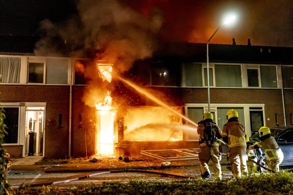 Brandweer blust uitslaande woningbrand