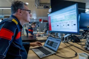 Brandweerman bekijkt de Databank logistiek & ondersteuning op een beeldscherm