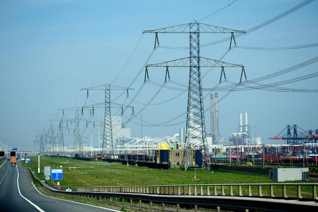 Snelweg met infrastructuur in omgeving Rotterdamse havens