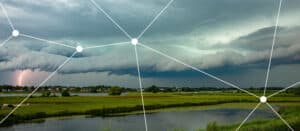 Donkere lucht boven rivier