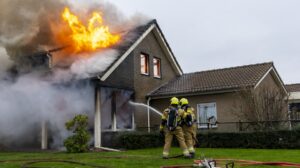 Brandweer blust woningbrand.