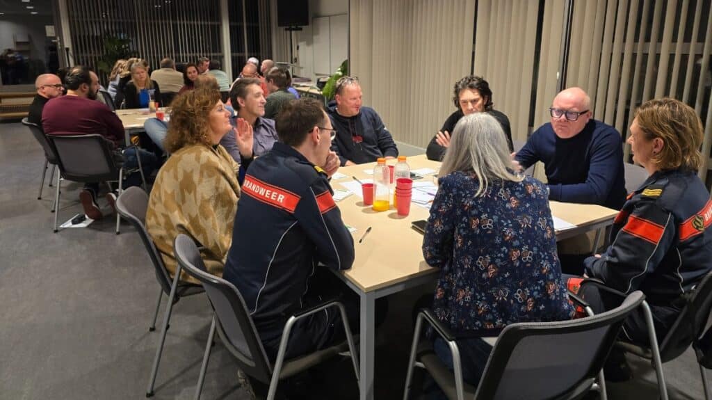 Leidinggevenden, beleidsmakers, communicatie- en HR-medewerkers uit veiligheidsregio's in gesprek met brandweervrijwilligers over vrijwilligheid