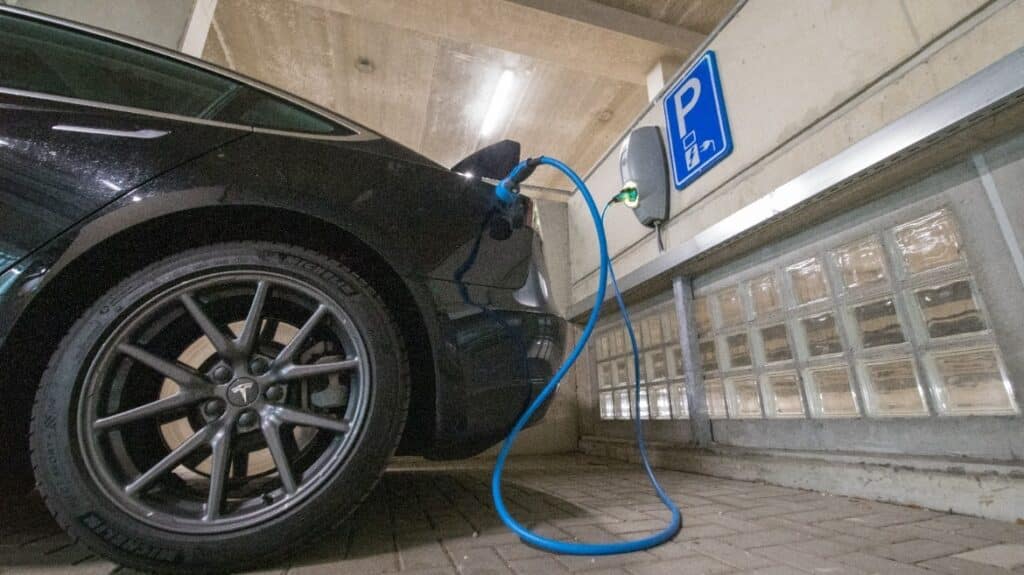Auto aan laadpaal