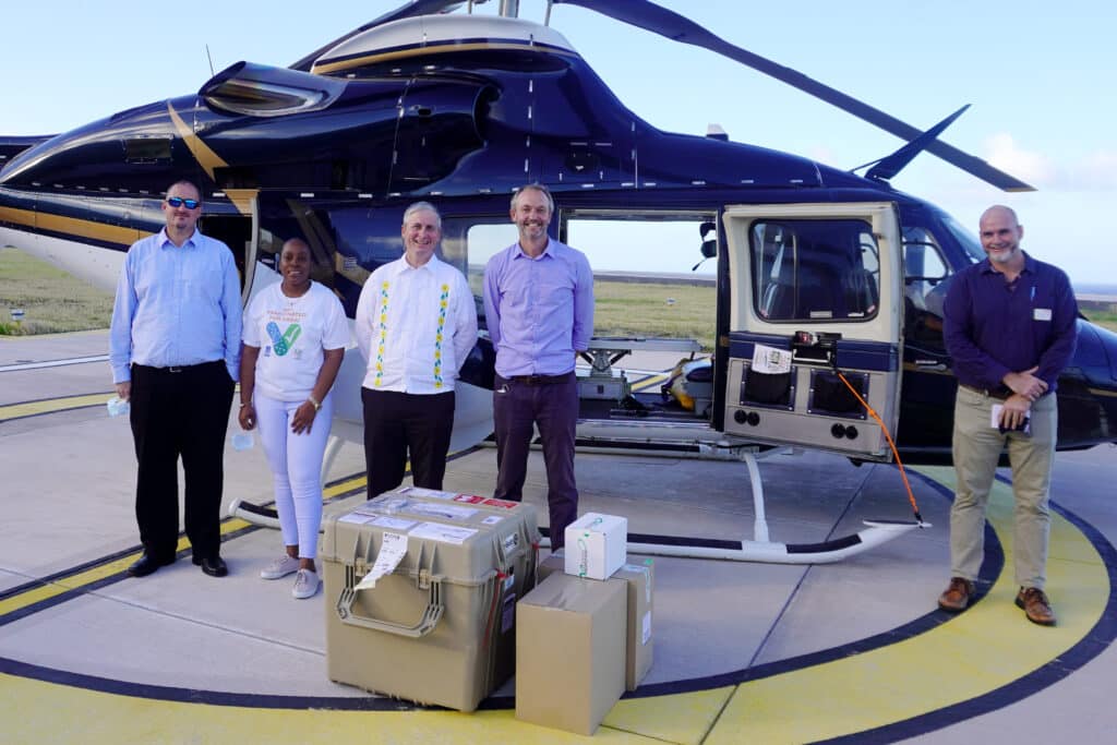 Jonathan Johnson bij de helikopter op Saba