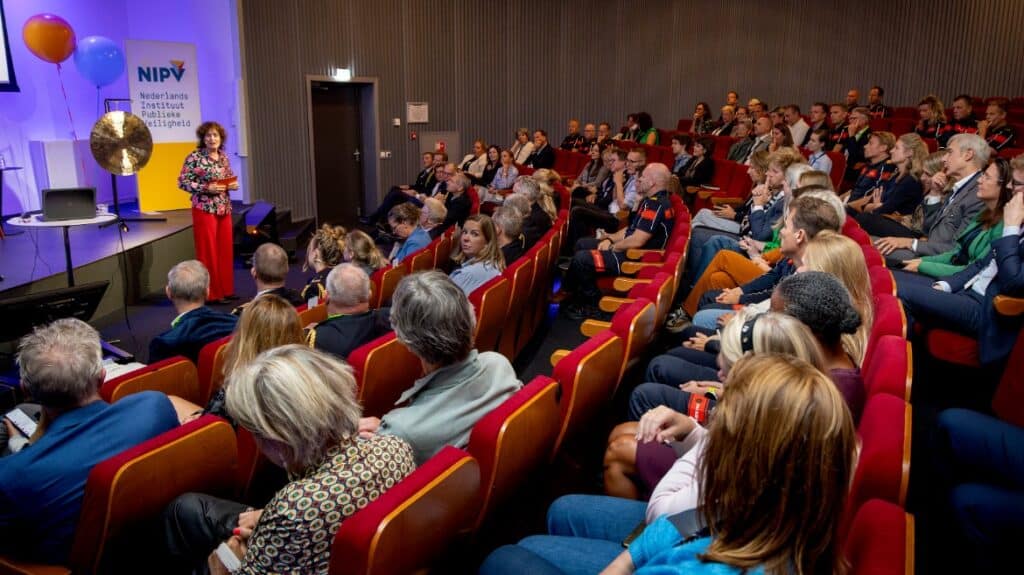 Deelnemers Opening Onderwijsjaar 2024 in congreszaal NIPV