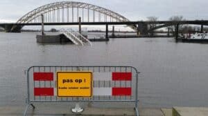 Waalkade in Nijmegen staat onder water.