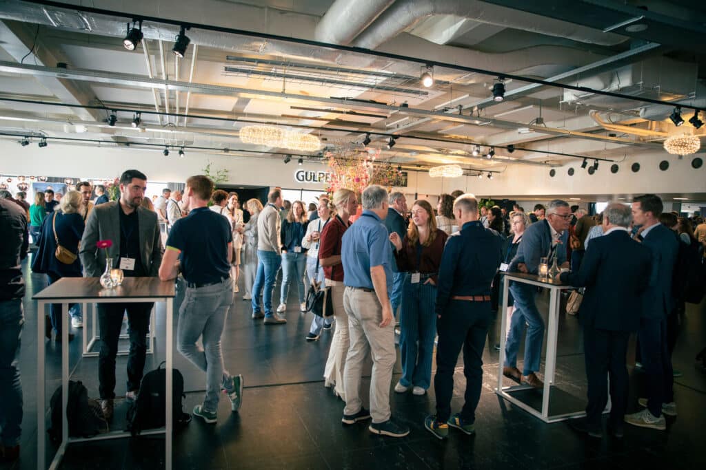 Deelnemers congres Crisisbeheersing 2025 in gesprek met elkaar