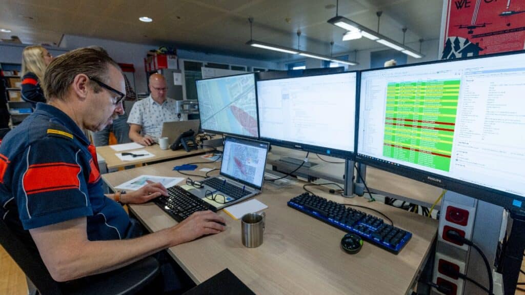 Centralist meldkamer brandweer aan het werk op de meldkamer.