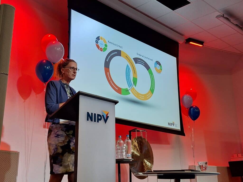 Coby Flier spreekt tijdens de opening van het onderwijsjaar 2025-2026.