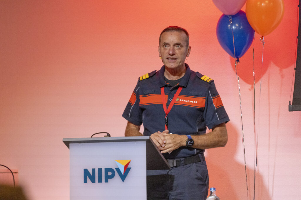 Tijs van Lieshout, spreker van de publieke veiligheidsrede 2025-2026, tijdens de opening van het onderwijsjaar.