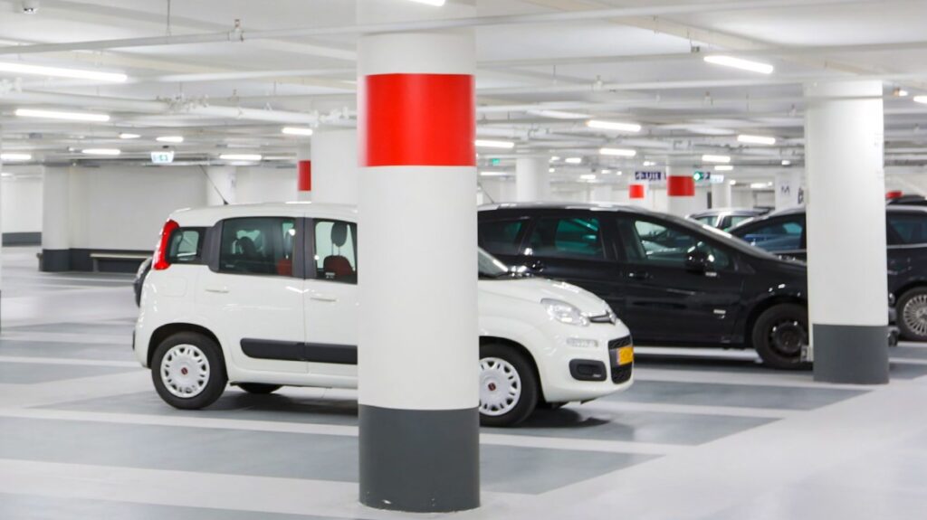 Auto's in parkeergarage.